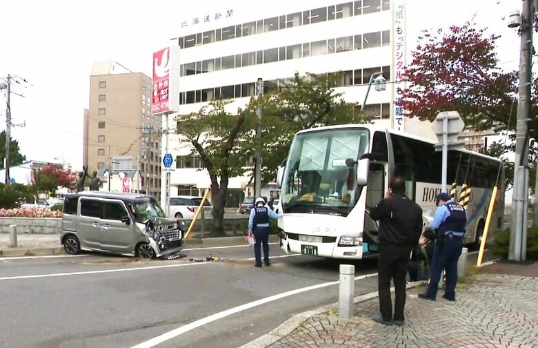 外国人約20人が乗った観光バスに衝突―軽乗用車が対向車線にはみ出す―観光名所「五稜郭タワー」近く―乗客約20人にケガなし＜北海道函館市＞｜FNNプライムオンライン