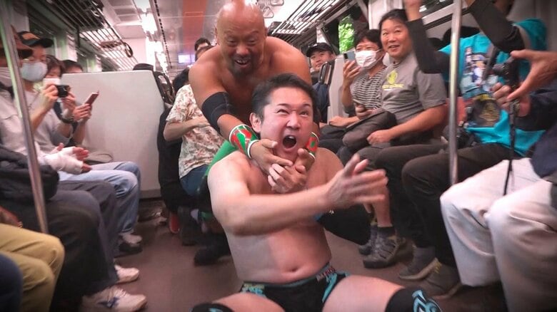 JR只見線の車内でプロレス!? まさに“場外乱闘”! 至近距離の激闘に乗客大興奮♪【新潟発】｜FNNプライムオンライン