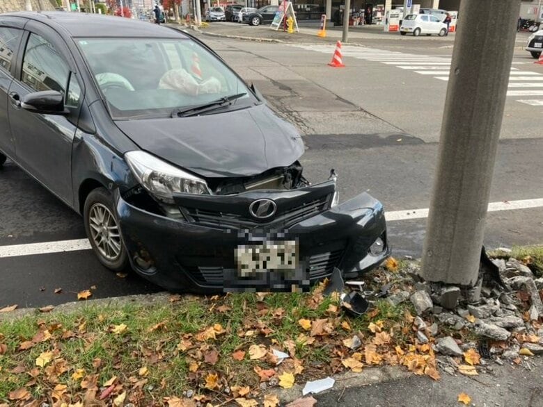信号機の支柱に乗用車が突っ込む_根本が粉々に崩れて倒れそうになるもケガ人なし_交通量の多い交差点で単独事故<北海道札幌市西区山の手>|FNNプライムオンライン