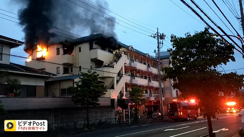マンション最上階からオレンジ色の炎と黒煙　“火元”の部屋を焼損　男性救助も死亡　住人女性が煙り吸いけが　東京・町田市｜FNNプライムオンライン