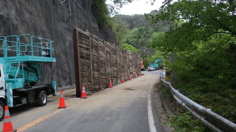 土砂崩れで通行止めの国道151号　4月24日正午から片側交互通行に　全面復旧の時期は未定｜FNNプライムオンライン