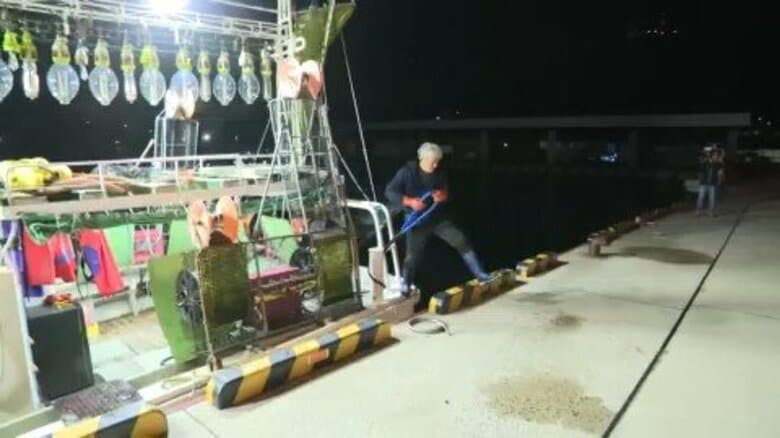 【速報】「ようやくとれた！」函館・スルメイカ漁”漁獲ほぼゼロ”の解禁初日からリベンジ…初水揚げするも漁獲量は少なく「とれたうちに入らない」漁師から不安の声｜FNNプライムオンライン