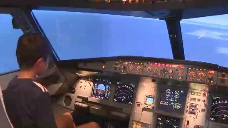 中学生が“パイロット”体験　航空会社のフライトシミュレーターで離陸や着陸の操縦も　夏休みにあわせ「まちごと職業体験」　福岡・北九州市｜FNNプライムオンライン
