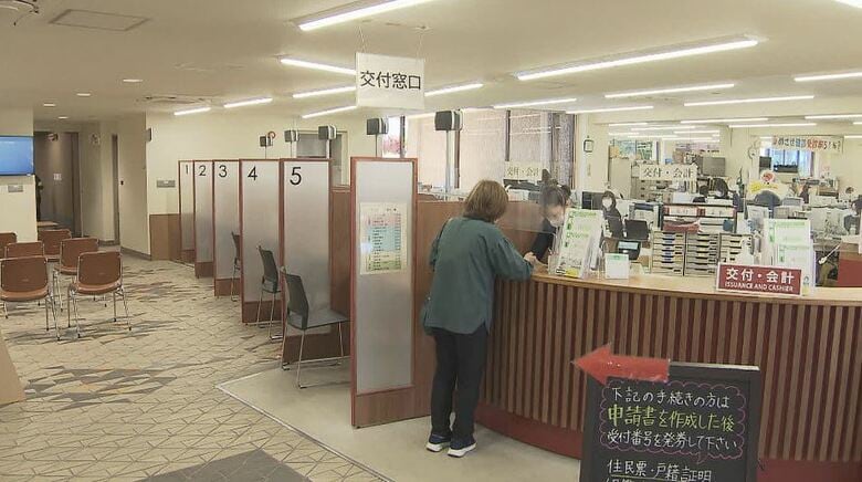 大声で恫喝、土下座を要求…市職員「カスハラ」被害　自治体でも対策　名札を名字だけに「SNSでの検索防ぐ」｜FNNプライムオンライン