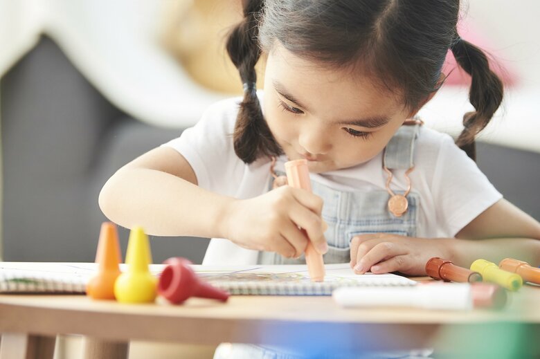 子どもは、いつの間にか自分なりの“遊び方”を見つけていることもしばしば(※画像はイメージです)