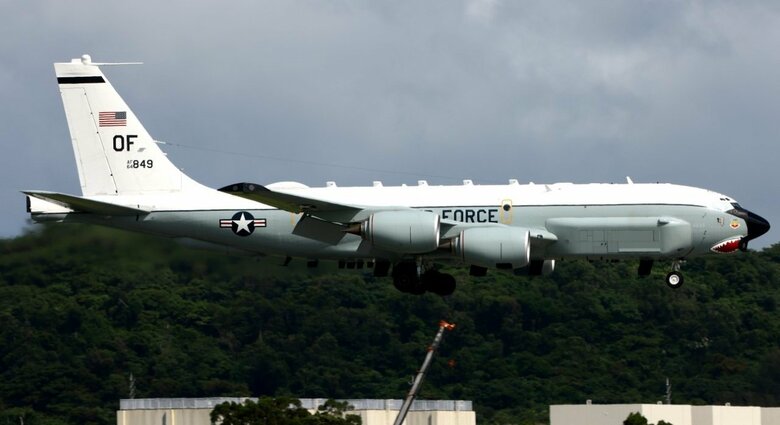 嘉手納基地に展開したRC-135Uコンバットセント電磁波計測偵察機。米空軍に2機しか存在しない核実験の際の電磁波を計測出来るとされている。(撮影:久場悟氏 6月13日)