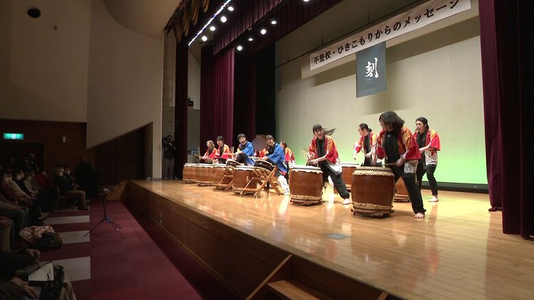 多くの観客に見守られながら笑顔で演奏を披露した「長信田太鼓」のメンバー