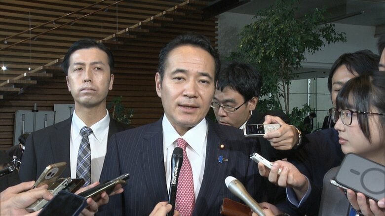 総理官邸で記者団の取材に応じる簗和生氏