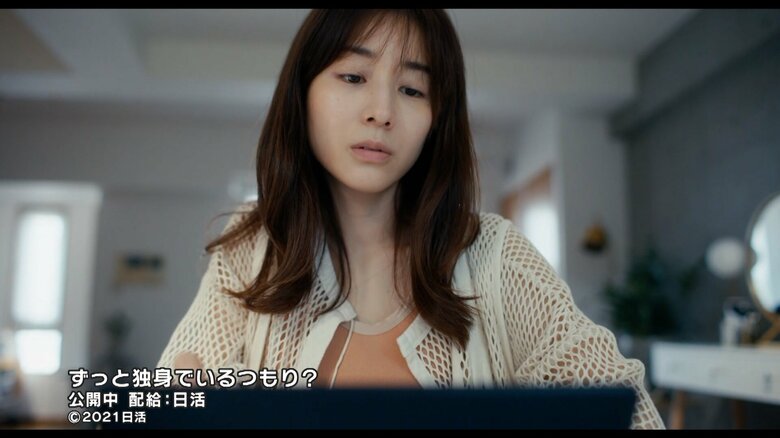 有名作家・本田まみを演じる