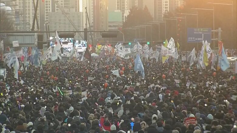 弾劾訴追案の採決を20万人以上が見守った　12月14日