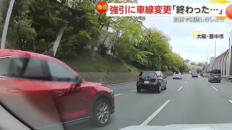 撮影者の存在に気づいていないかのように急接近してきた赤い車