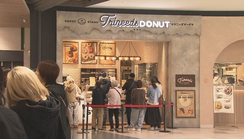 「Trineeds DONUT」の行列