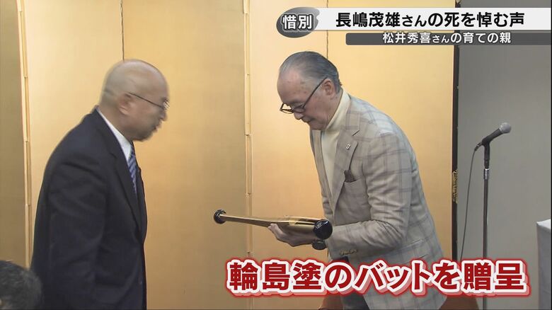 輪島塗のバットを贈呈