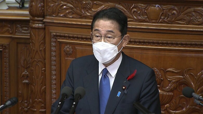 臨時国会で所信表明演説を行った岸田首相（3日）