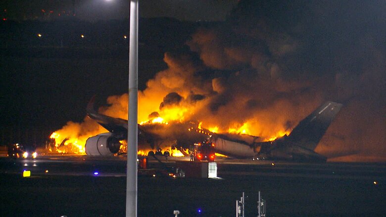 羽田空港で炎上する日航機
