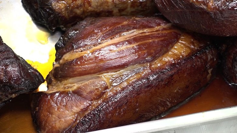タレは継ぎ足し継ぎ足し何十年…毎朝焼き上げる「肉の水野の焼豚」