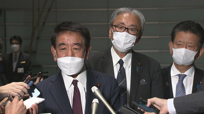 岸田首相に申し入れをした後、取材に応じる下村氏ら(午後6時ごろ)