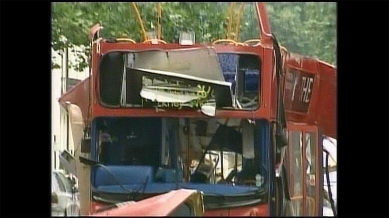 爆破されたロンドン名物の2階建てバス（2005年）