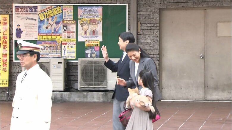 ゆりを抱っこする当時7歳の愛子さま　2009年