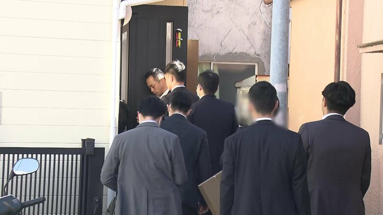 山中容疑者宅の家宅捜索の様子（10日午前11時過ぎ）