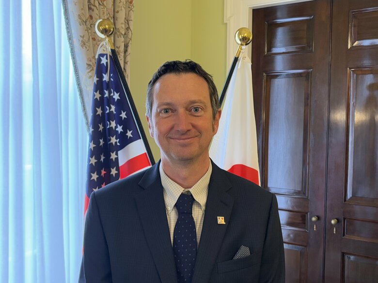 成人式を企画したアメリカン大学のケン・ナイト教授