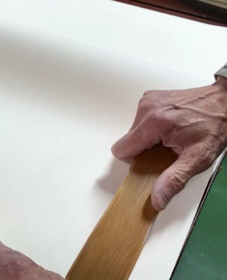 薄い竹ベラ1枚による作業だ