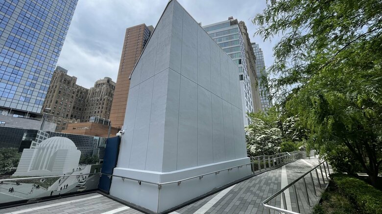 思い入れのある作品は灰色の壁に…