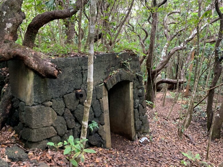 天井に鉄板の張られた施設　爆撃の被害をおさえるためか