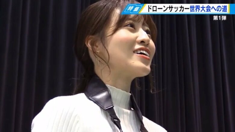 ドローンを操縦する中西敦子アナウンサー