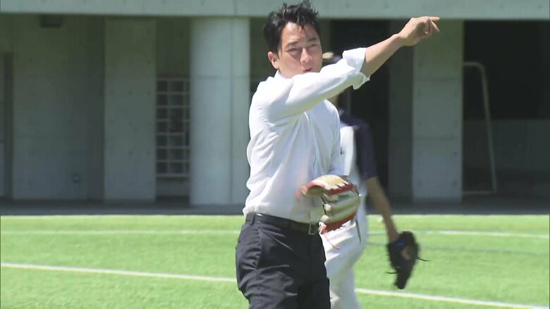 地元・神奈川県の学校で中学生と野球で汗を流す小泉氏（9月5日）