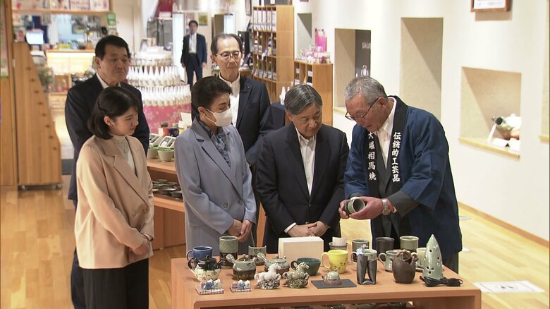 「道の駅なみえ」で大堀相馬焼をご覧になる天皇皇后両陛下と愛子さま