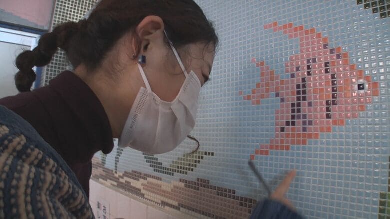 銭湯の絵を描くナナオさん