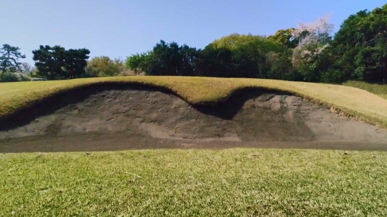 人の背丈よりも高い川奈のバンカー