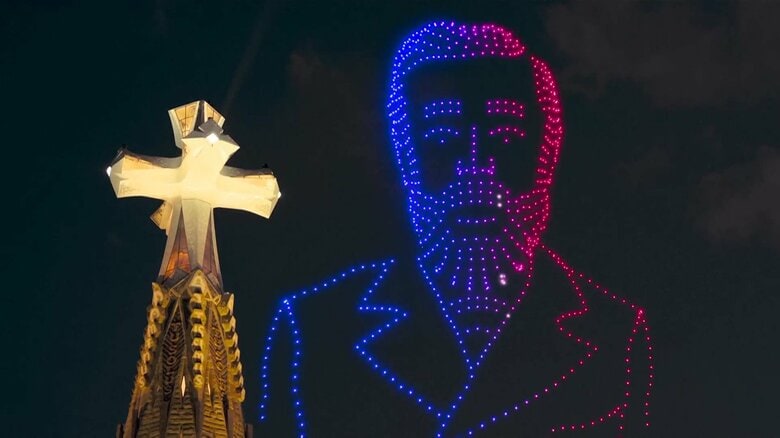 ガウディの肖像がドローンで夜空に彩られる演出