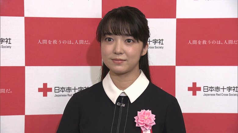 皇后さまとの懇談後、取材に応じる上白石萌音さん