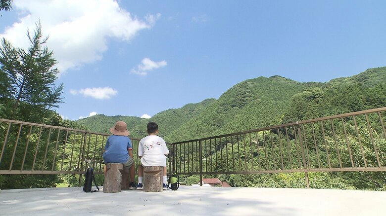 自分たちでとってきたサワガニを天ぷらに（提供：一般社団法人 里山こらぼ）