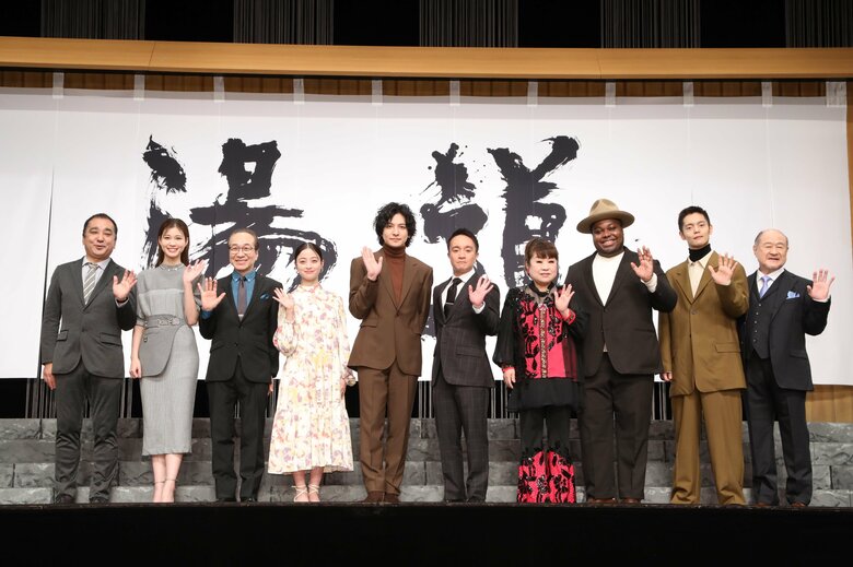 （左から）鈴木雅之監督、生見愛瑠、小日向文世、橋本環奈、生田斗真、濱田岳、天童よしみ、クリス・ハート、窪田正孝、角野卓造