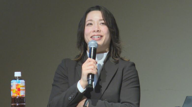 講演する出口クリスタさん