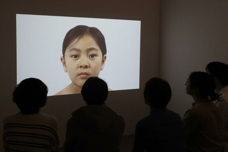 子どもの映像はやがて…　　写真提供：一般社団法人ダイアローグ・ジャパン・ソサエティ