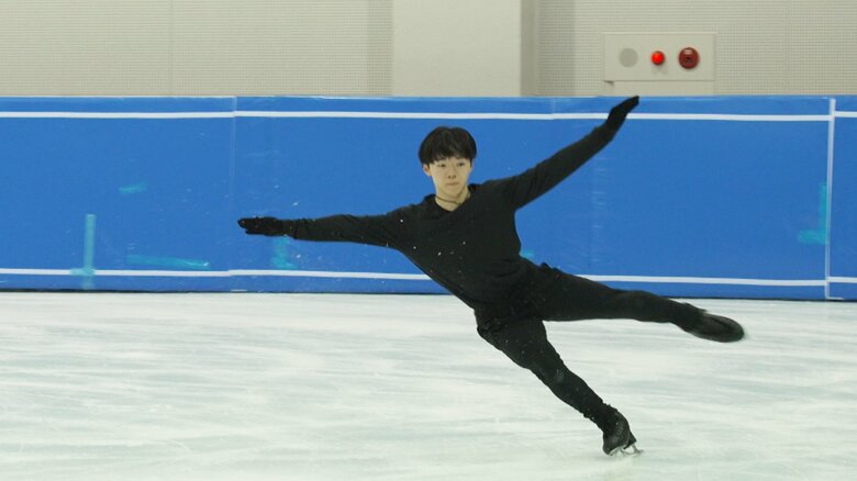 氷上練習に励む鍵山