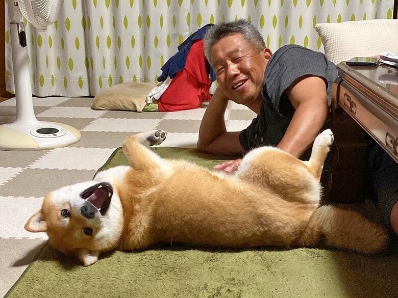 お父さんとむぎちゃん、一緒にごろん