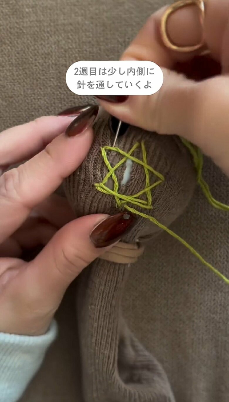 1周回ったら、2周目は少し内側に針を通して、同じように進めていく
