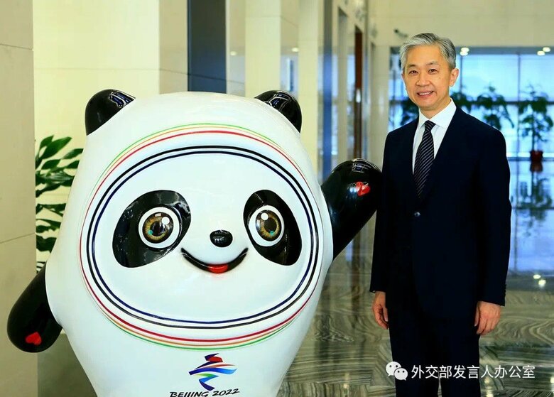 横に並ぶのは汪文斌（おうぶんひん）報道官 2 月 15 日撮影 中国外交部より