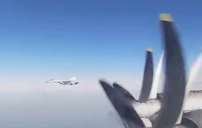 ロシア軍のTu-95MSベアH戦略爆撃機(手前)を護衛するSu-35S戦闘機
(ロシア国防省公式映像 Youtubeより･2021年12月15日)