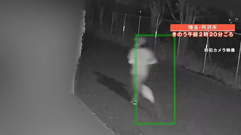 別の防犯カメラ　帽子をかぶった男が走って逃げていく