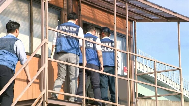 工事関係者の事務所に入る捜査員（7月6日）