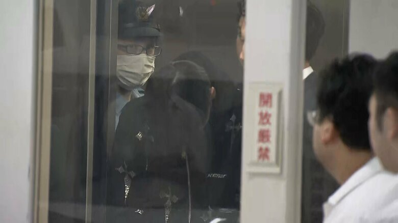 警視庁大崎警察署から出てきた若山容疑者（1日午後0時半過ぎ）