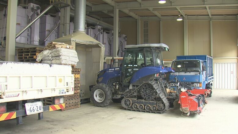 トラクターやトラックが並ぶ格納庫