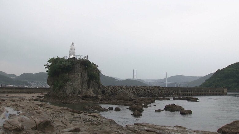 長崎港の入り口に立つ「岬の聖母像」