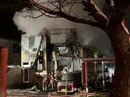 【消火活動中】整骨院兼住宅から出火_火の勢いが強く周辺の住宅にも延焼_住人は連絡取れず行方不明に…消防などで捜索続ける（北海道千歳市）